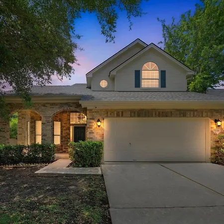 Modern 4Br Gem Chic Comfort In Austin Home
